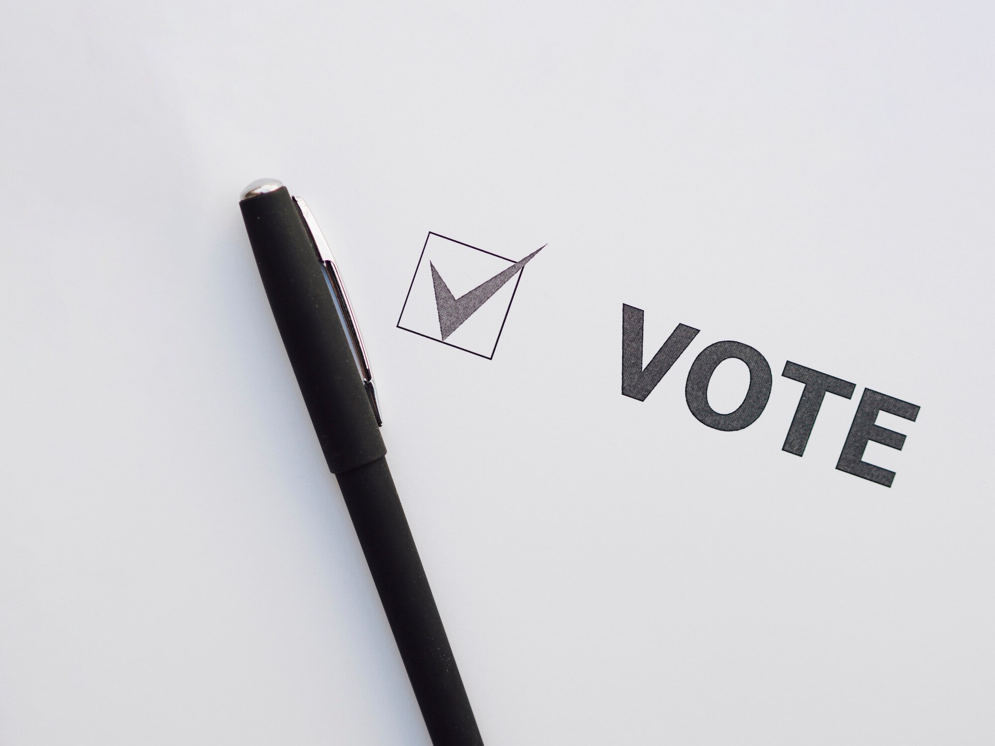 چگونه تحقیقات بازار به استراتژی برند کمک میکند؟ + چک لیست های مهم